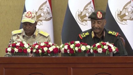محطات الصراع الخفي بين البرهان ونائبه حمدان دقلو منذ الإطاحة بالبشير