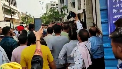 वीडियो...  घर जाने के रास्ते पर खड़ी कर दी दीवार, 200 परिवारों की आवाजाही बंद, भड़के रहवासियों ने किया ये....