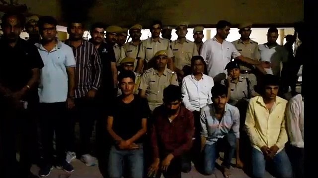 फिल्मी स्टाइल में पकड़ा तस्करों को , ट्रैक्टर पर लाद कर लाए लग्जरी वाहन
