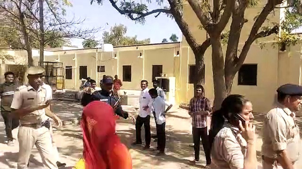 फिल्मी स्टाइल में पकड़ा तस्करों को , ट्रैक्टर प...