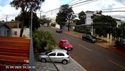 Vídeo: Após forte colisão, HRV invade calçada e bate contra muro