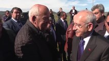 Kılıçdaroğlu, Bulgaristan'da Türkan Bebek Anıtı'nı Ziyaret Etti; Bileğindeki Marteniçkayı Anıttaki Ağaca Bağladı
