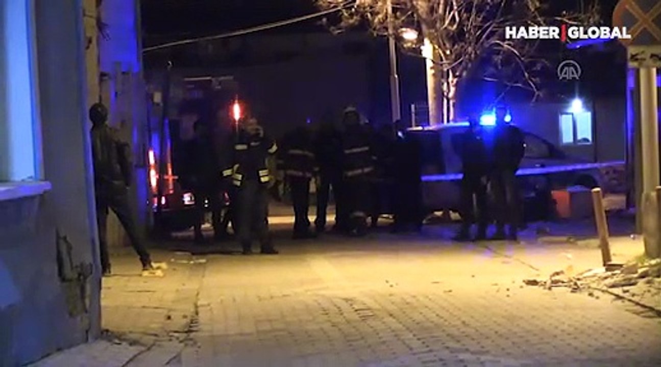 Malatya'da ağır hasarlı binanın bir kısmında çökme meydana geldi