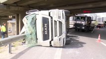 Kum yüklü hafriyat kamyonu TEM Bağlantı yolunda kaza yaptı