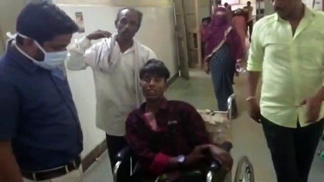 शादी समारोह के लिए टेंट लगाते समय युवक करंट से झुलसा