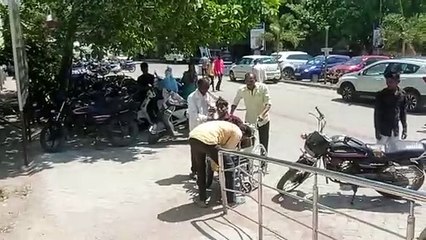 शादी समारोह के लिए टेंट लगाते समय युवक करंट से झुलसा