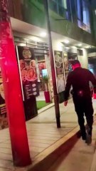 Perrito es captado mirando una pollería, policía se compadece y le compra su cuarto de pollo