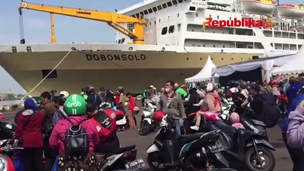 Ganjar Sambut Pemudik Di Pelabuhan Tanjung Emas