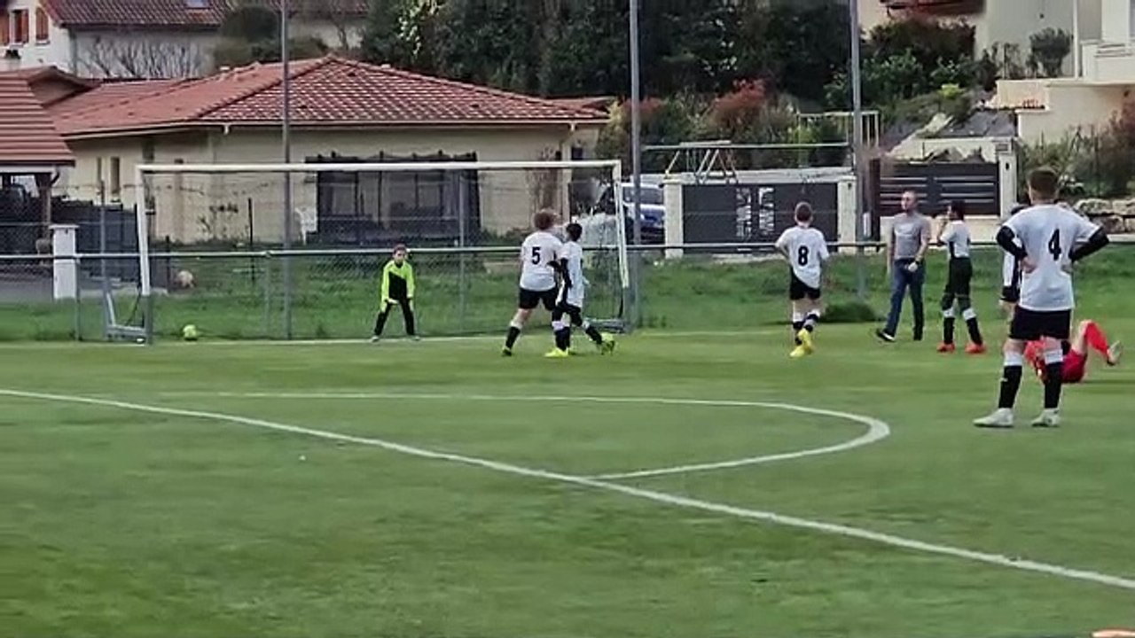 Arret du pénalty par notre gardien lors du match FCSQ  VS SEYSSINS FC 4