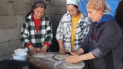 Depremzedeler, diğer depremzedeler için ekmek pişiriyor