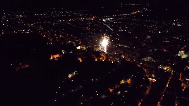 Με πυροτεχνήματα στο κάστρο είπαν Χριστός Ανέστη οι κάτοικοι της Λαμίας