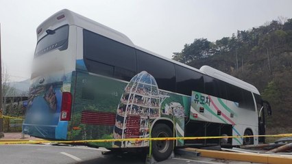 단양서 정차된 버스 내리막길로 밀려 5명 부상 / YTN