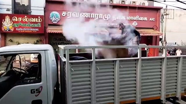 லாரியில் இருந்து கசிந்த கார்பன் டை ஆக்சைடு.. சிதறி ஓடிய பொதுமக்கள் - வைரல் வீடியோ