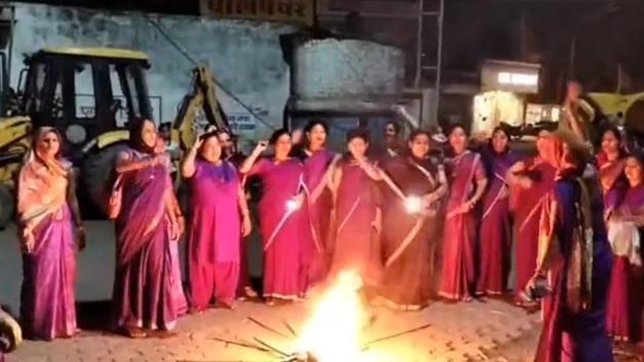 विदिशा: आशा कार्यकर्ताओं ने निकाला मशाल जुलूस, एक माह से जारी है अनिश्चित कालीन हड़ताल