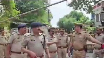 अतीक और अशरफ की हत्या के बाद मैनपुरी में अलर्ट जारी, पुलिस ने किया सडकों पर पैदल गस्त