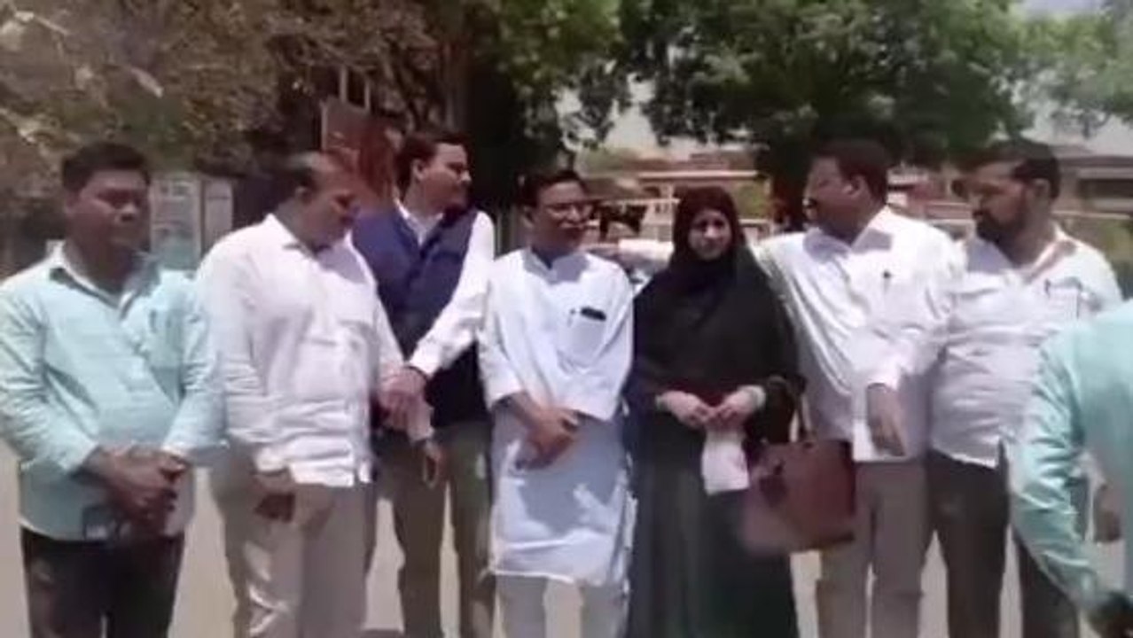 फिरोजाबाद: बसपा मेयर पद प्रत्याशी ने पर्चा किया दाखिल, पूर्व विधायक रहे मौजूद