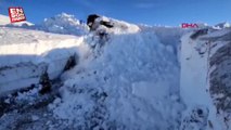 Başkale'de 5 metreyi aşan karla mücadele