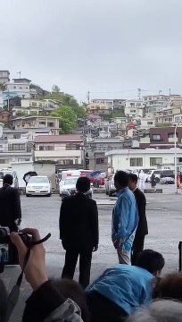 Vídeo. Explosivo caiu mesmo aos pés de PM japonês, antes de explodir