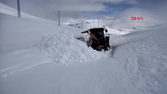 VAN'IN İRAN SINIRINDA 5 METREYİ AŞAN KARLA MÜCADELE