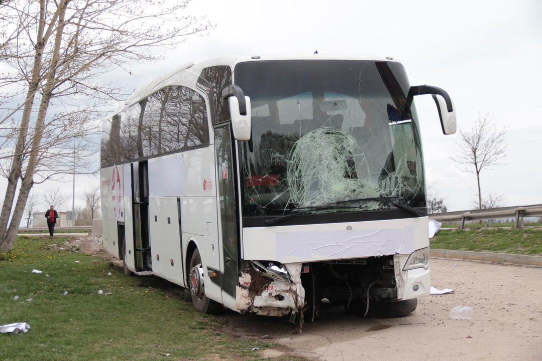 Eskişehir'de yolcu otobüsü beton bloğa çarptı