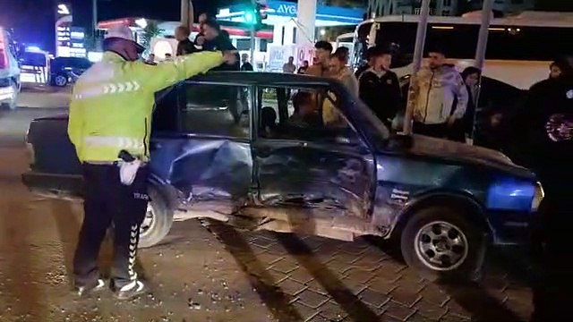 Manisa’da Uncubozköy Kavşağında Uygulamadan Kaçan Otomobil Kaza Yaptı! 1 Yaralı!