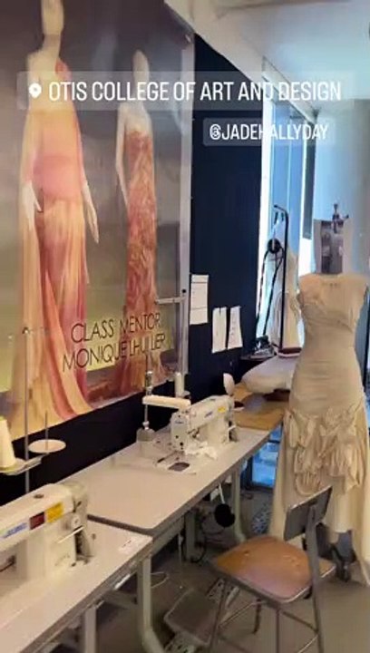 Laeticia Hallyday et Jade ont pu compter sur la présence de Jalil Lespert pour cet événement importantLaeticia Hallyday, Jalil Lespert et Jade visitent l'école d'art et de design dans laquelle Jade a été acceptée et fera sa prochaine rentrée