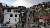 Tarihi şehrin sokaklarını atlarla gezdiler