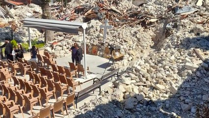 Hatay'da Paskalya ayini, depremde yıkılan Antakya Kilisesi’nin önünde yapıldı