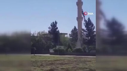 Kontrollü yıkımda cami minaresi böyle çöktü