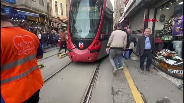 İSTANBUL-KABATAŞ-BAGCILAR SEFERİNİ YAPAN TRAMVAY RAYDAN ÇIKTI