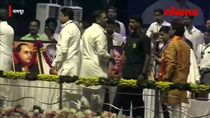 ठाकरे-पवारांची स्टेजवर एण्ट्री, दोघांनी काय केलं?