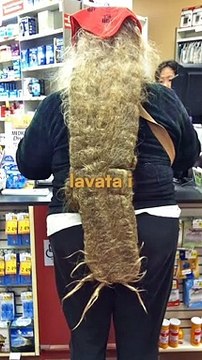 Non si lava i capelli da 20 anni, ecco come sono oggi