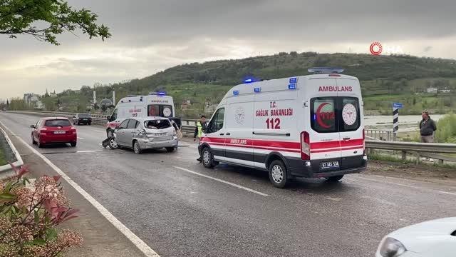 Direksiyon hakimiyetini kaybeden sürücü demir bariyerlere çarptı