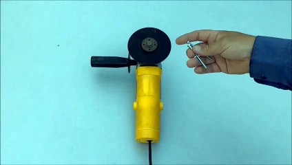 How to Remove an Angle Grinder Disc Without a Pin Wrench