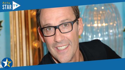 Julien Courbet : pourquoi a-t-il été obligé de décaler d’urgence la date de son mariage ?