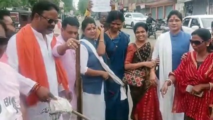 रानी कमलापति के अपमान पर भाजपाइयों ने फूंका नेता प्रतिपक्ष का पुतला