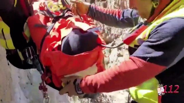 Momento en el que el Grupo de Rescate y Salvamento de Protección Civil auxilia al ciclista accidentado