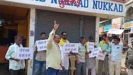 आप नेताओं ने दिया धरना, पार्टी प्रमुख की सीबीआई से पूछताछ का जताया विरोध