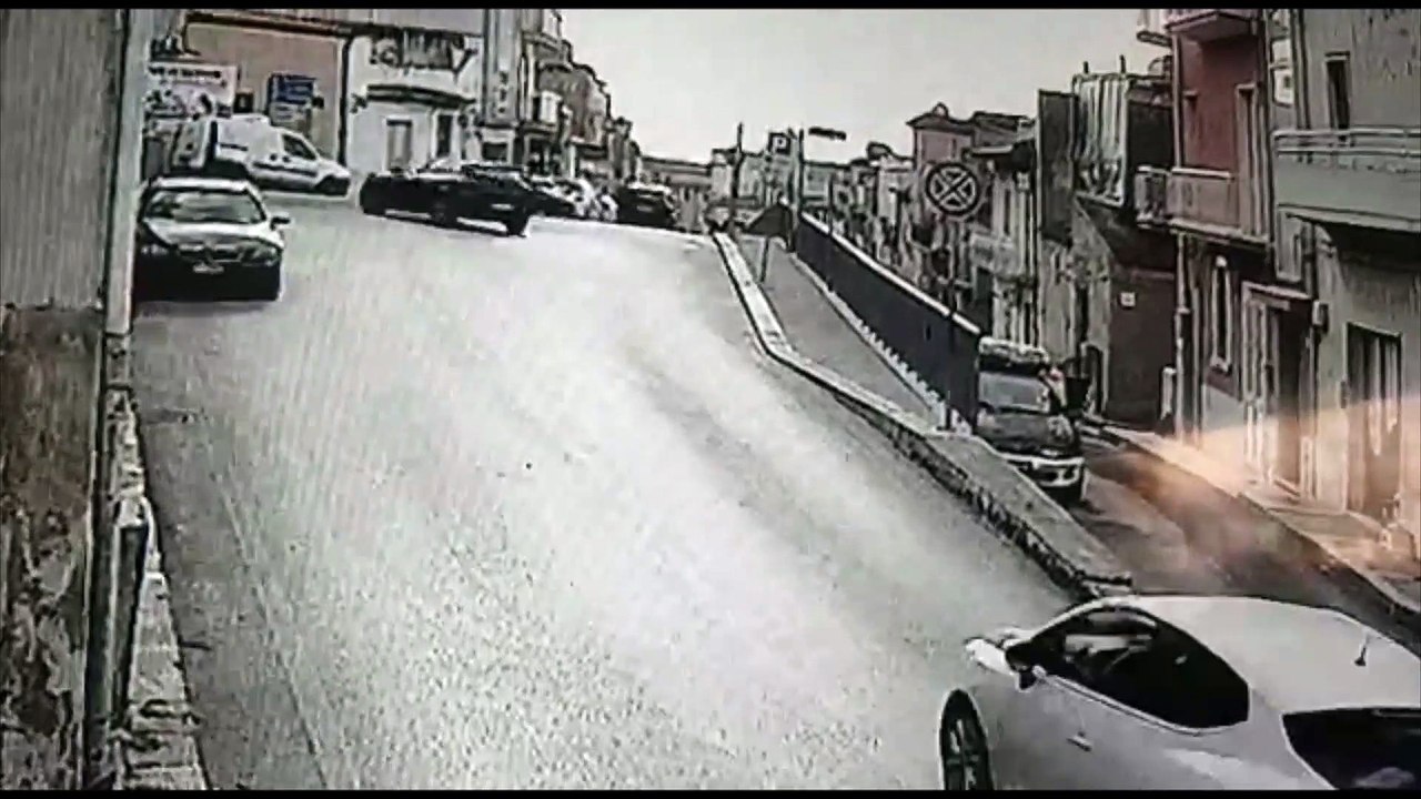 Paura a Comiso, auto sfonda una ringhiera e vola sulla strada di sotto: 4 feriti