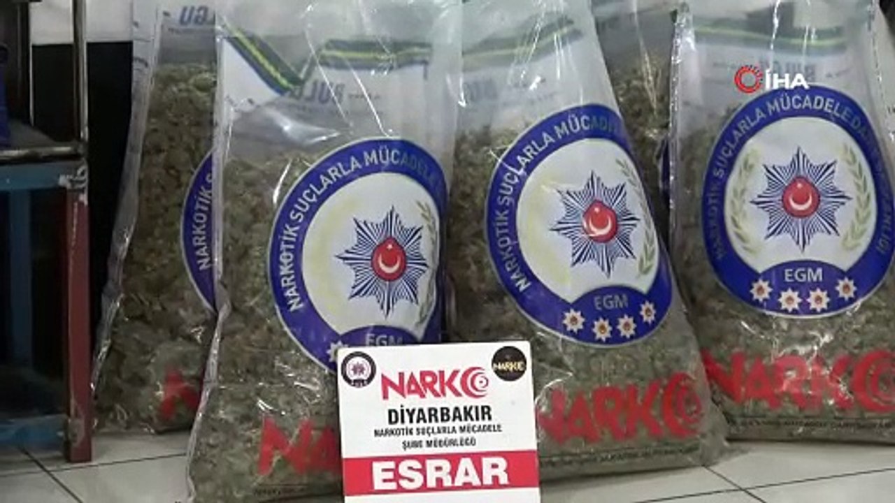 Diyarbakır merkezli 50. ‘Kökünü Kurutma Operasyonunda ele geçirilenler sergilendi: 215 gözaltı