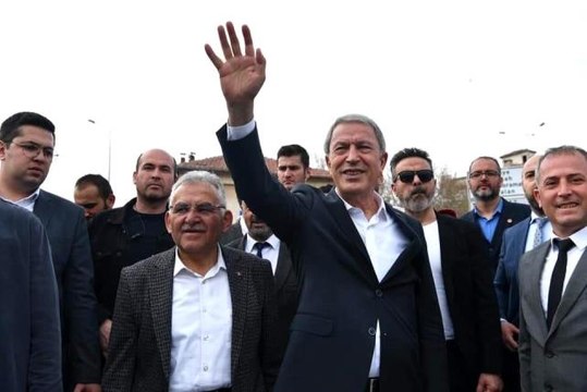 Bakan Akar: Suriye'nin kuzeyinde kazdıkları çukurlara gömüldüler, Irak'ın kuzeyinde kampları yerle bir ediliyor