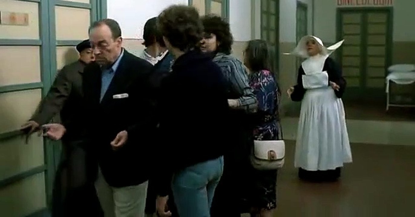 Paolo Villaggio Fantozzi suora Ma guardi che la cureremo bene - scene migliori divertenti dal film Fantozzi subisce ancora