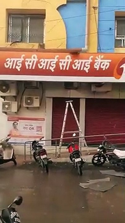 Hail fell with heavy rain in the evening in Khargone district