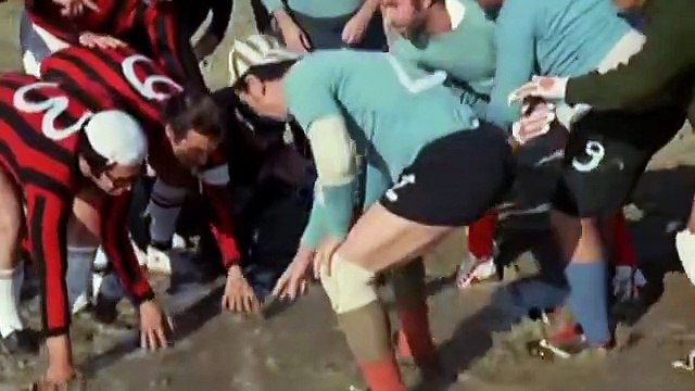 Paolo Villaggio la partita di calcio aziendale scapoli e ammogliati scene migliori divertenti dal film cult Fantozzi del 1975