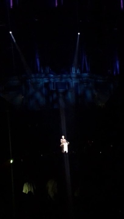 Usta oyuncu Olivia Colman, depremzedeler için Nazım Hikmet şiiri okudu