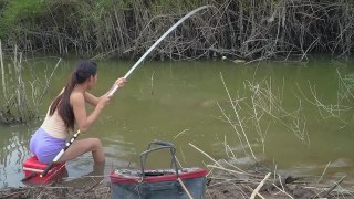 Fishing Video_Girl Fishing With Hook Traditional Hook Fishing