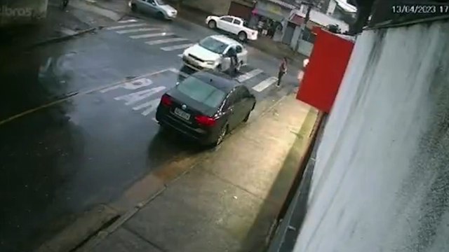 Instrutor de autoescola se agarra em capô e morre atropelado ao tentar impedir fuga de motorista