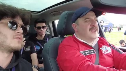 Bakan Varank ile Togg'a binen gençler heyecan dolu anlar yaşadı