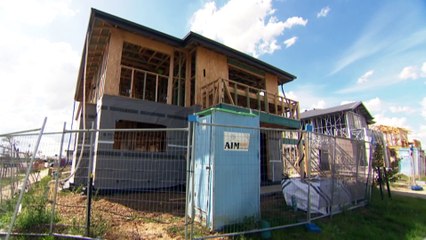 Victorians left in the lurch after the collapse of construction company Porter Davis have rallied on the steps of state parliament