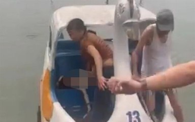 Lật thuyền thiên nga trên hồ ở Hải Dương, một bé gái tử vong